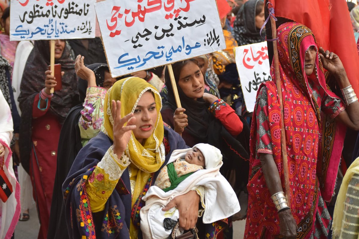 ڏسو ھي سنڌياڻيون لکن ۾ آھن!

سنڌ جو وجود ۽ وسيلا بچايو مارچ
 27 آئيني ترميم وسيلي سنڌ کي ٽڪرا ڪرڻ، ڪارپوريٽ فارمنگ، ڪئنالن، معدني وسيلن تي ڌاڙن، قبيلائي دهشتگردي، ڪارو ڪاري ۽ عورتن تي ظلم خلاف  سٽي گيٽ کان حيدرآباد پريس ڪلب تائين هزارين سنڌياڻين جو احتجاجي مارچ