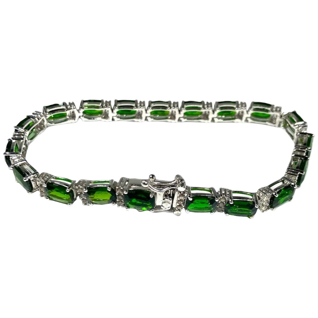 ClarasJewelry's tweet image. Sterling Silver Rectangular Cushion Cut Green Chrome Diopside Tennis Bracelet
#rubylane #vintage #bracelet #SterlingSilver #Christmas2025 #vintagejewelry #giftidea #jewelryaddict  #vintagebeginshere #treasures #ChristmasGifts
rubylane.com/item/136230-E1…