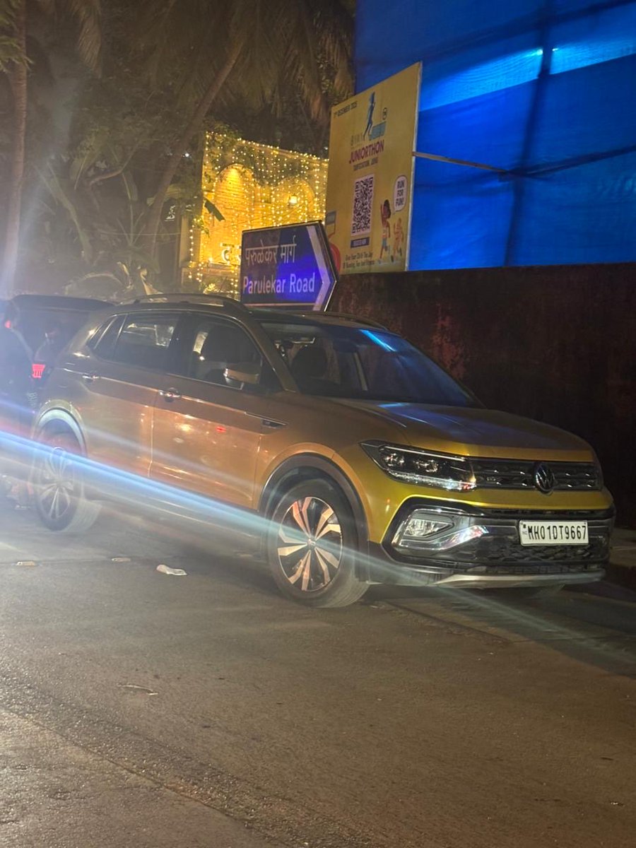 jigie's tweet photo. This car is causing a traffic jam at Juhu, corner of Parulekar Marg @MTPHereToHelp https://t.co/vOWpS4YGxP