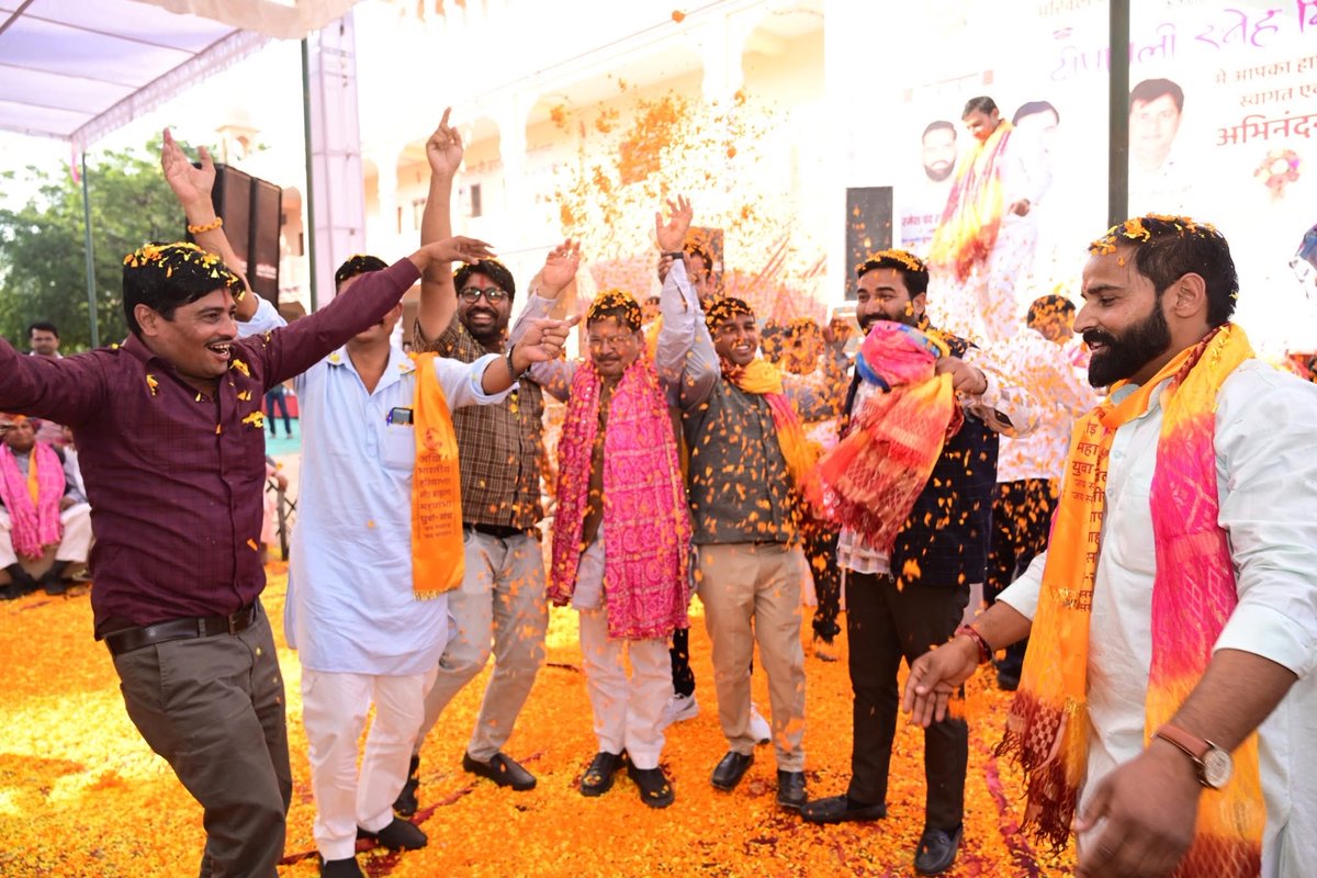 BirSharmaJaipur's tweet image. अखिल भारतीय हरियाणा गौड़ ब्राह्मण महासभा के तत्वाधान में हरियाणा गौड़ ब्राह्मण समाज धर्मशाला, अजमेर रोड, बड़ के बालाजी, बगरू में युवा संघ द्वारा आयोजित दीपावली स्नेह मिलन समारोह के भव्य कार्यक्रम में शामिल होने का सौभाग्य प्राप्त हुआ। 

(1)..
#Diwali2025 #SnehaMilan