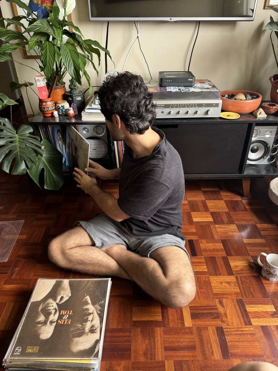 itsjotinhaa's tweet image. tirei a roupa e ele tá me mostrando a coleção de vinil dele