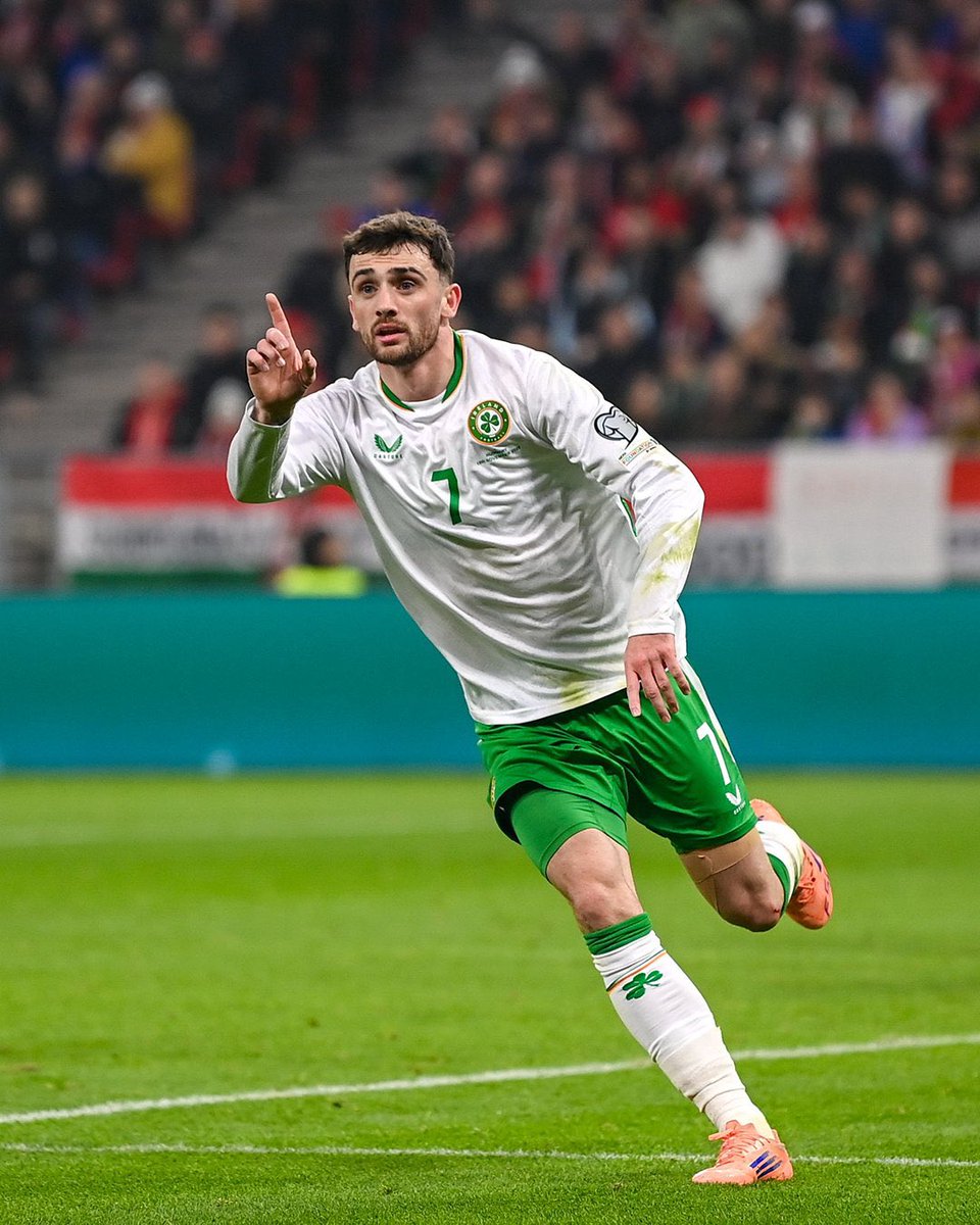 Haftaya üçüncü başlayan İrlanda’nın hikayesi:

🇵🇹 İlk Portekiz’i yendiler, iki gol de Troy Parrot.

🇭🇺 Ardından Macaristan’ı 2-3 yendiler. Üç gol de Troy Parrot.

Senaristlerin yazamayacağı senaryoyu Parrot, kendi yazdı kendi oynadı.