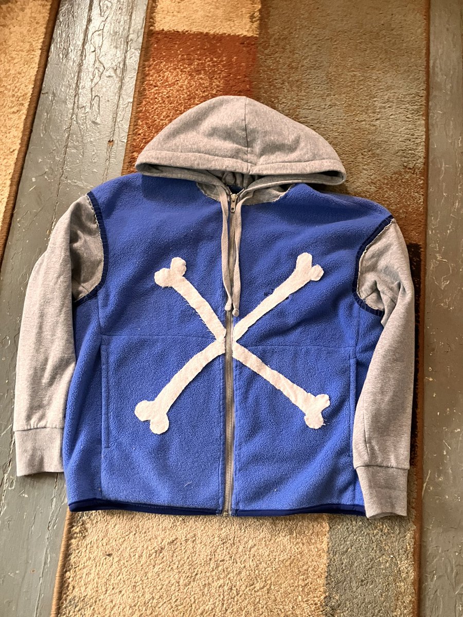 Jaiconator's tweet photo. i am very happy to announce that i am the beholder of the one and only crossbones hoodie
(i spliced two hoodies together with lots of thread and sheer determination)
#tsunderswap #tsunderswapsans #tsunderswapcrossbones #crossbonessans https://t.co/oTJkApNEzg