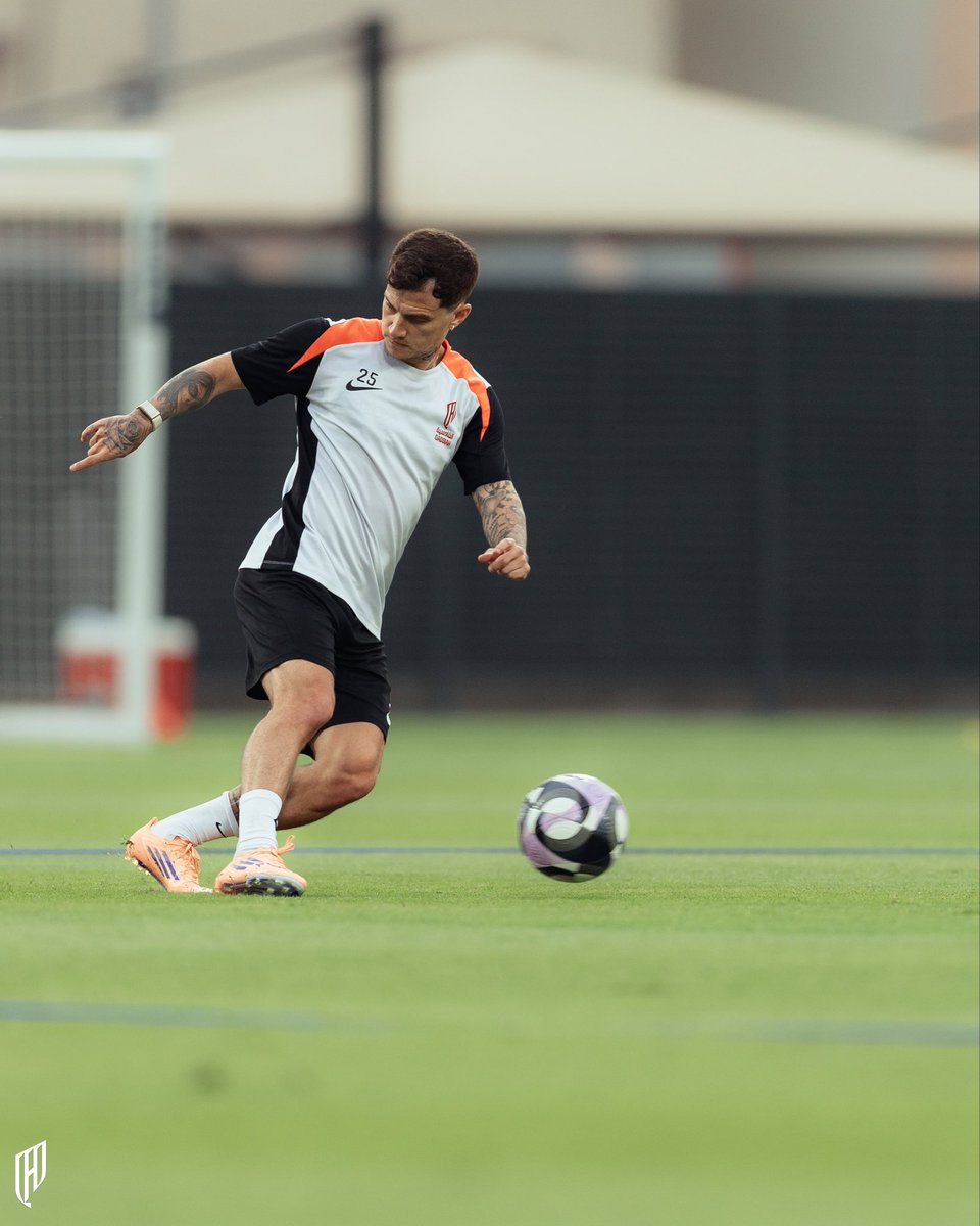 mnbrQadsiah's tweet image. الجوهرة أوتافيو خلال التدريبات💎

#القادسية | #MQ