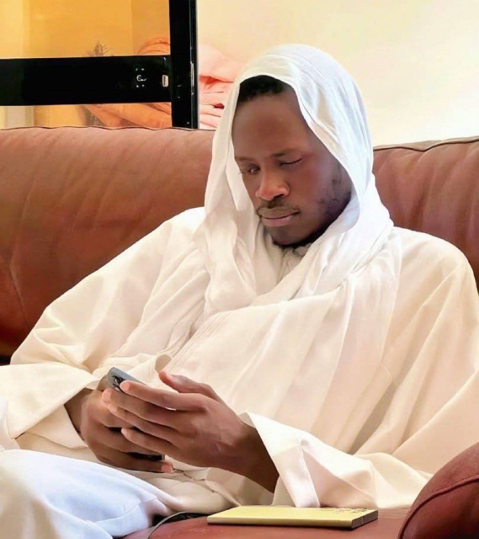 Yagui doundeul arkhourane
Yagui diangualé si noumou guene yombé 
Yagui defale aye nite teranga 
Yagui yede domou adama si aname boumou guene sélé 

Yalla nala Yalla faye Al badrii❤️