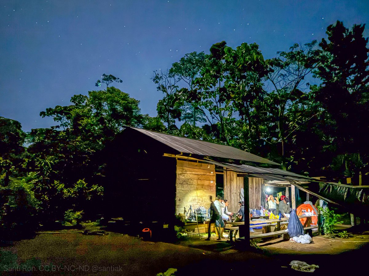 santiak's tweet image. Noche estrellada. Alistándonos para salir al bosque, en una remota comunidad Shuar. 
He podido viajar por todo el Ecuador, conociendo y documentando su biodiversidad
La riqueza biológica de nuestro país es extraordinaria y maravillosa
Votaré pensando en esos bosques y la…