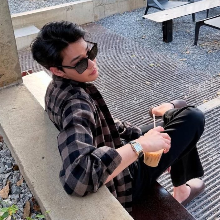 tevjsu's tweet image. &quot;I heard they&apos;re                         &quot;ke cakung?&quot;
shipping us!&quot;