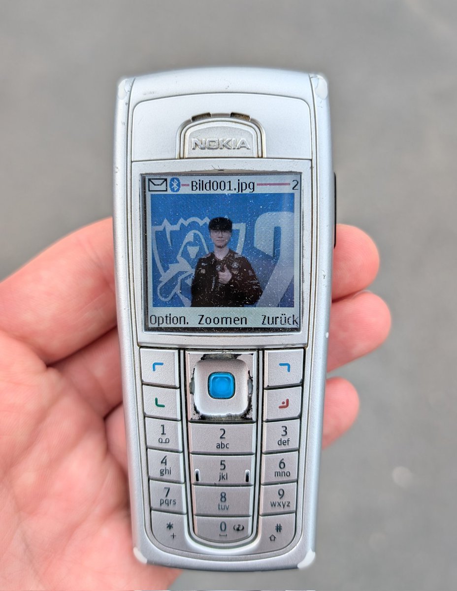 unrankedtoTim's tweet image. here we go again: shooting #Worlds2025 with a phone that is older than league of legends itself 👇