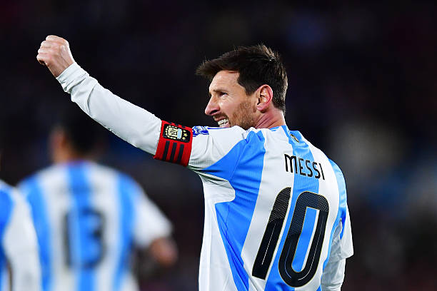 جون اوبي ميكيل 🗣️

عندما تطأ قدم ميسي أرض افريقيا، فهو شرف للقارة بأكملها

لقاء انغولا والأرجنتين لم تكن مجرد مباراة، بل كانت احتفالية بكرة القدم الأفريقية

الأسطورة جاء ليُظهر أن كرة القدم الافريقية تستحق زيارة الأعظم، هذه الزيارة مصدر إلهام لملايين الأطفال في انغولا وجميع انحاء