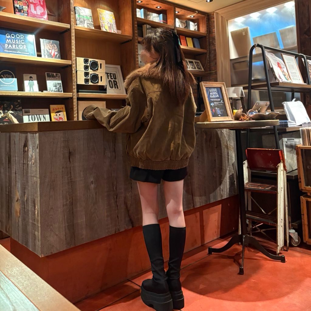 今年のアウターに仲間入りしたSLYのブルゾン🧥カイロ貼ってる？！ってくらい暖かい⛄️
一見合わせにくそうなブラウンだけど、今年トレンドのスエード生地&amp;襟のファーが可愛い🫶🏻
ミニ丈と合わせるのがお気に入り🧸🏷 #promotion  #SLY_PR
