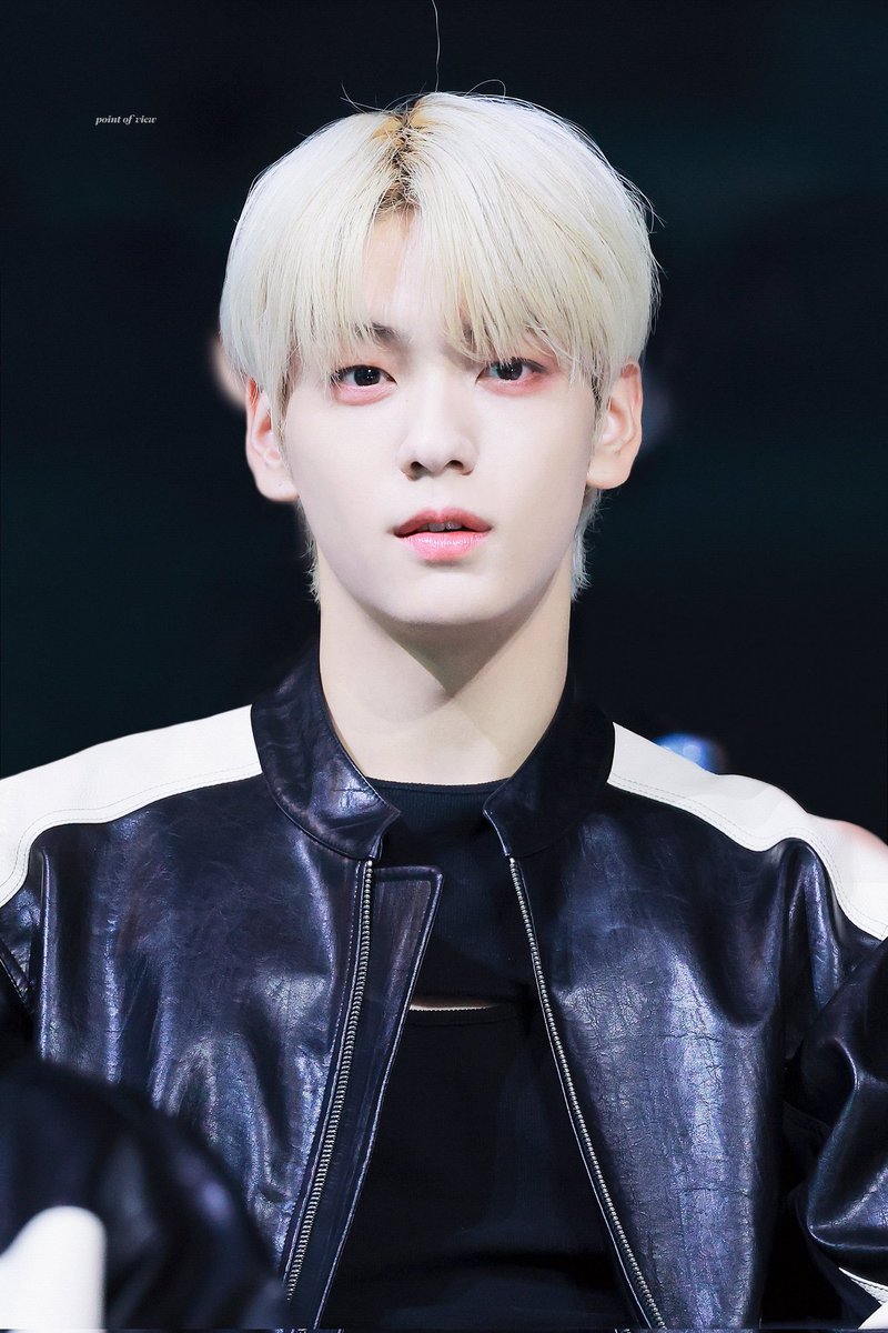 ㅤ
ㅤ
Riuh tepuk tangan kembali terdengar. Beberapa 𝙠𝙧𝙪 menepuk bahu sang 𝙥𝙚𝙢𝙗𝙖𝙡𝙖𝙥 sambil tersenyum bangga, sementara Andarian memalingkan wajahnya sedikit, menatap ke sisi lain area media yang kini mulai diisi suara dan langkah baru.
ㅤ
ㅤ