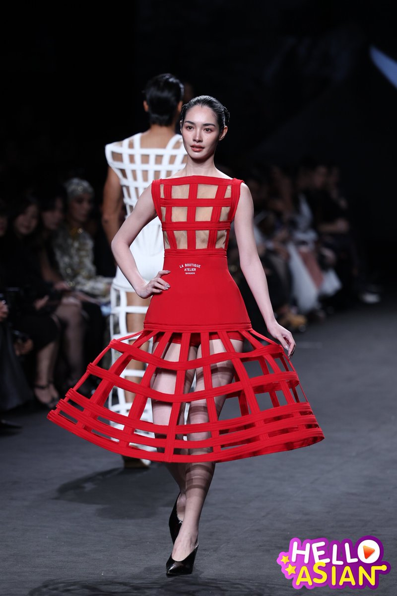 Hello_asian's tweet image. "มิ้นท์ รัญชน์รวี" บนรันเวย์โชว์ LA BOUTIQUE ในงาน  ELLE FASHION WEEK 2025 

#mintranch #มิ้นท์รัญชน์รวี 
#EFW2025 #EFW25AtICONSIAM