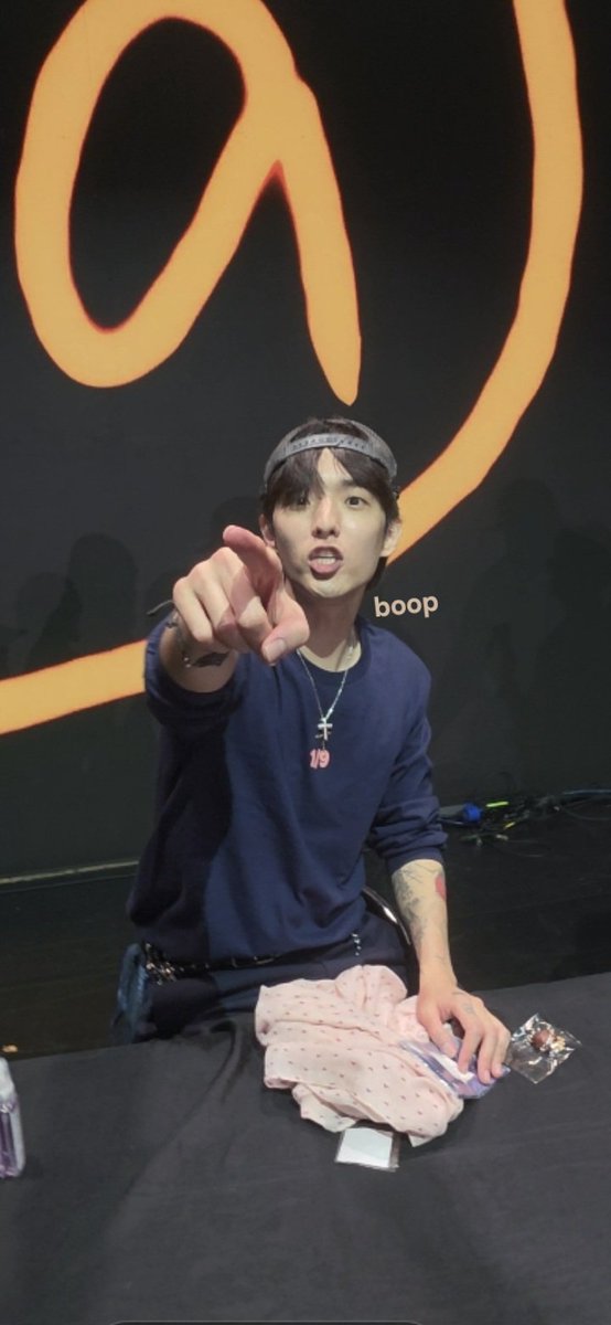 Okay, can anyone guess what happened here? 

#eaJ #eaJPark
#eaJinManila
#eaJ1outof9Tour
#1outof9tourinManila <a href="/eaJPark/">eaJ¹ᐟ</a>