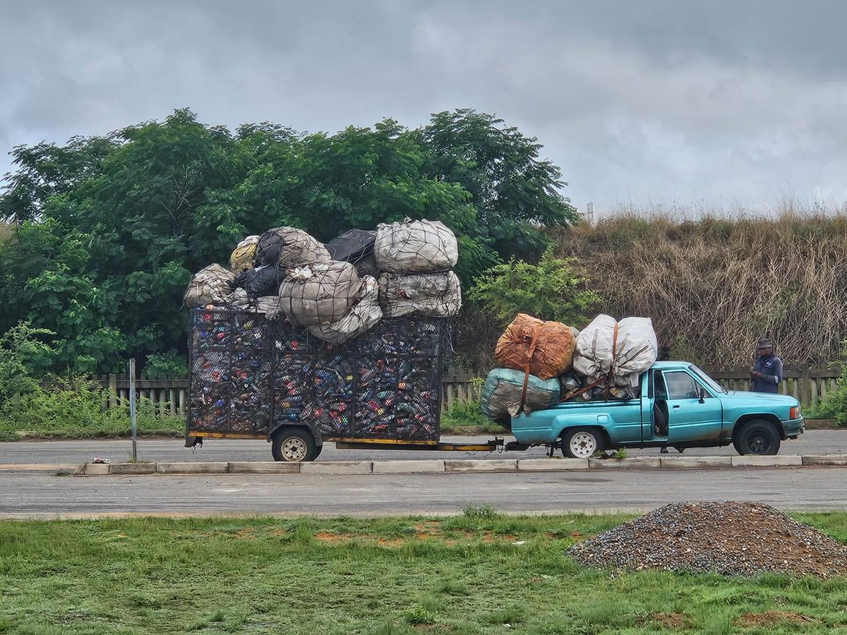 _ArriveAlive's tweet image. Overloaded, unroadworthy vehicles removed from Tshwane roads

arrr.co.za/1KtKL

#ArriveAlive #Overloading @TMPDSafety