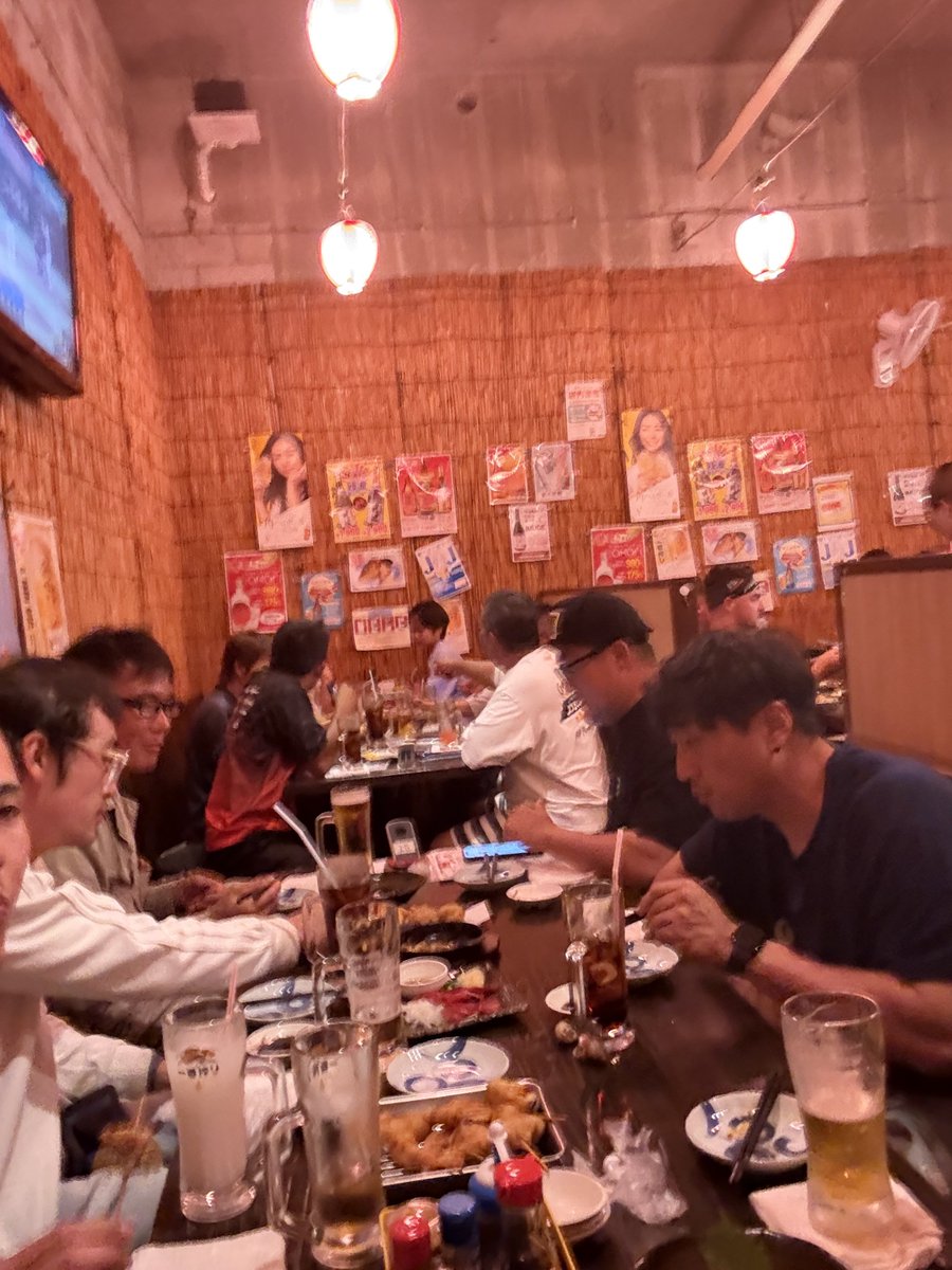 kazama2026's tweet photo. 沖縄OSD反省?お疲れ様会
20人以上で食べ飲み放題…韓国人チームと米兵また食い過ぎ、頼み過ぎ!
#craftfactory
#crashfactory https://t.co/JglznpPNHK