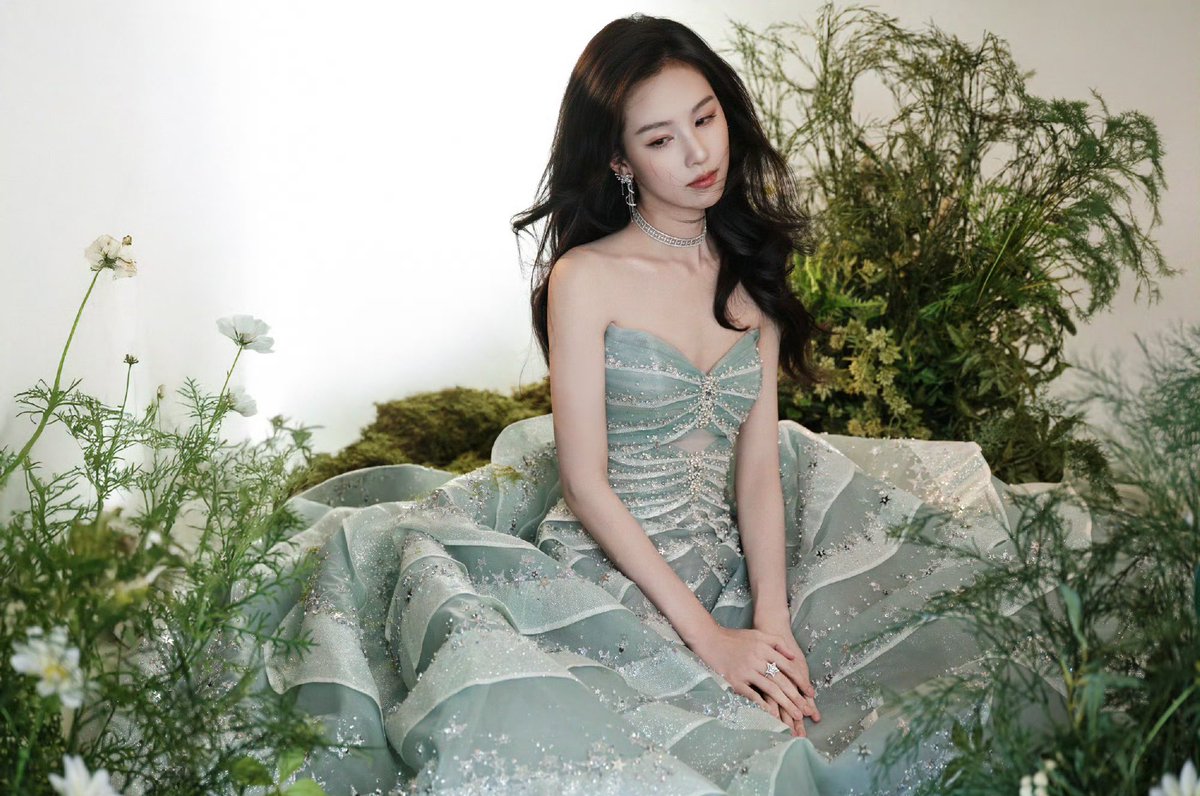 centlookbook's tweet image. #chenduling in a look from Ivan Yong Couture spring/summer 2026 ‘Met Opera’ collection for a Centaine brand event