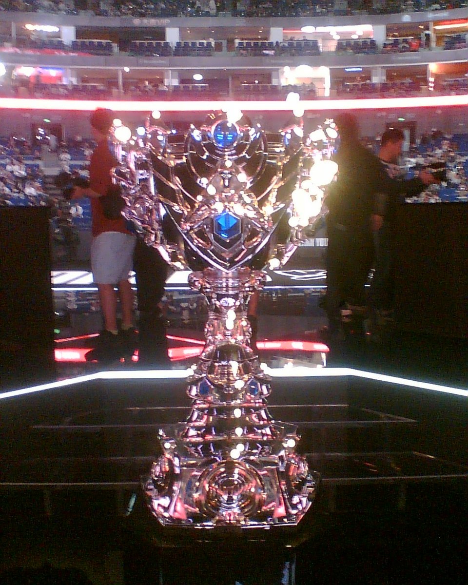 unrankedtoTim's tweet image. here we go again: shooting #Worlds2025 with a phone that is older than league of legends itself 👇