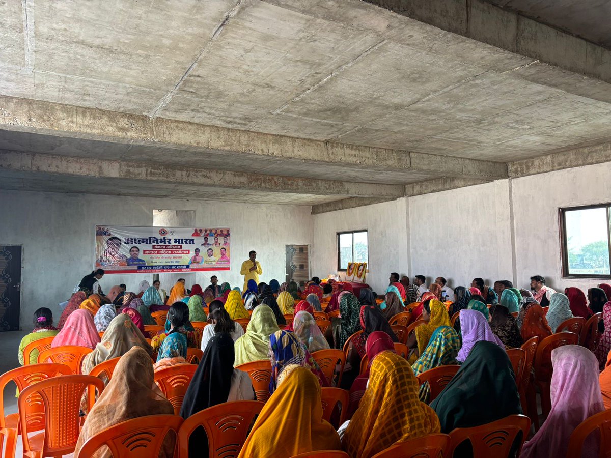 bjp4Mirzapur's tweet image. आज &quot;आत्मनिर्भर भारत संकल्प अभियान&quot; के तहत अदलहाट मंडल में महिला सम्मेलन में बतौर मुख्य वक्ता के रूप में क्षेत्रीय उपाध्यक्ष व जिला प्रभारी @SarojKu54362893 जी सम्मिलित हुई। 
#GharGharSwadeshi