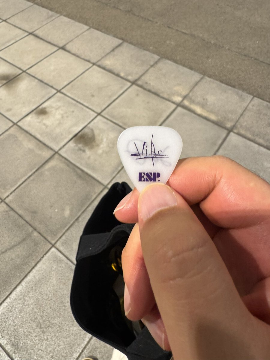 Koh_Eguchi's tweet photo. ラクリマトートにピックが入ってたンゴ。ラクリマのライブ中ずっと泣いてて気付かなかったンゴ。
#クロスロードフェス #CRF #ラクリマクリスティ https://t.co/I6kZZ4oaIX