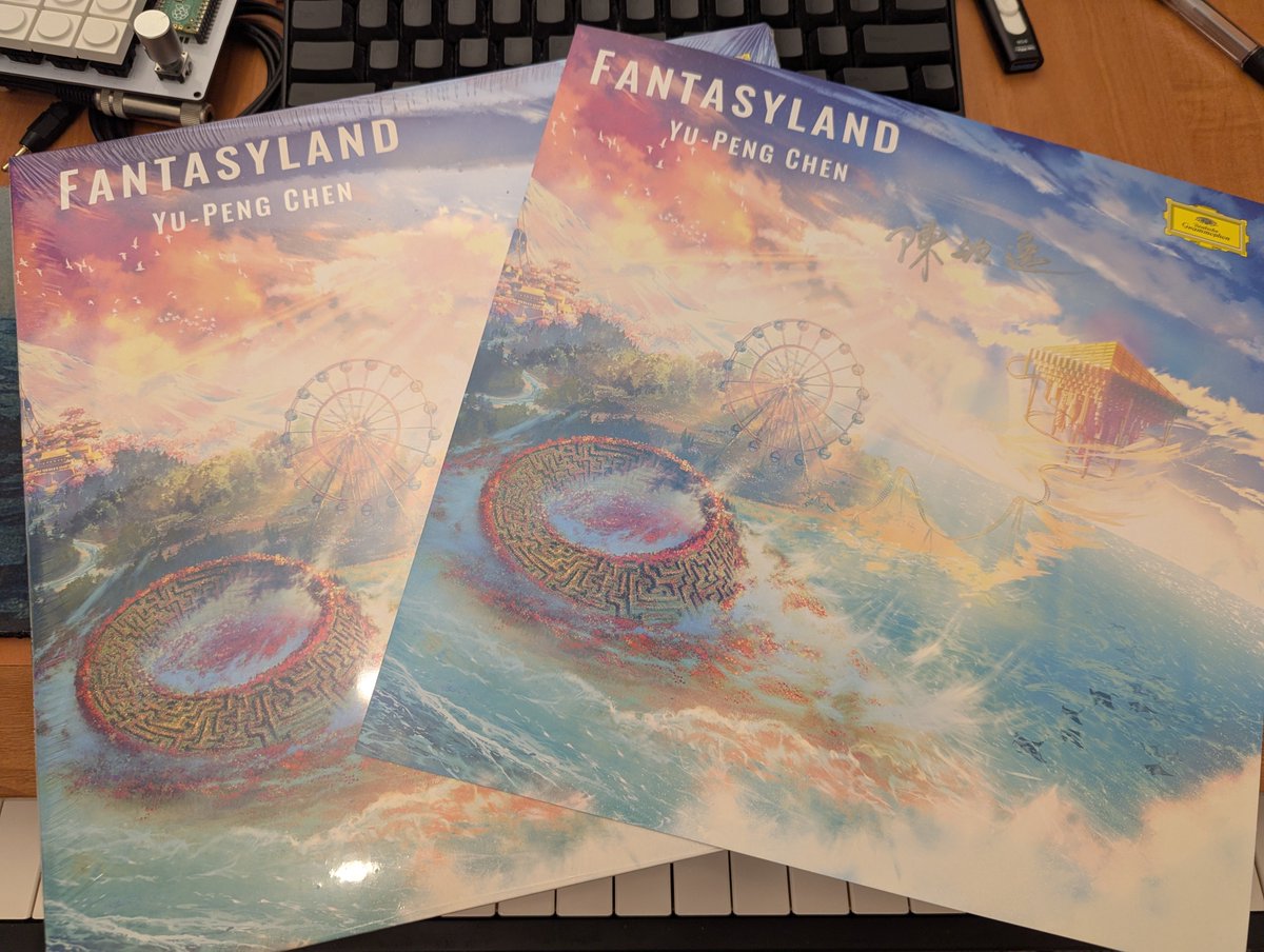 やっと届いた！
特典のカバーカードに直筆でサインが入ってて結構感動してる