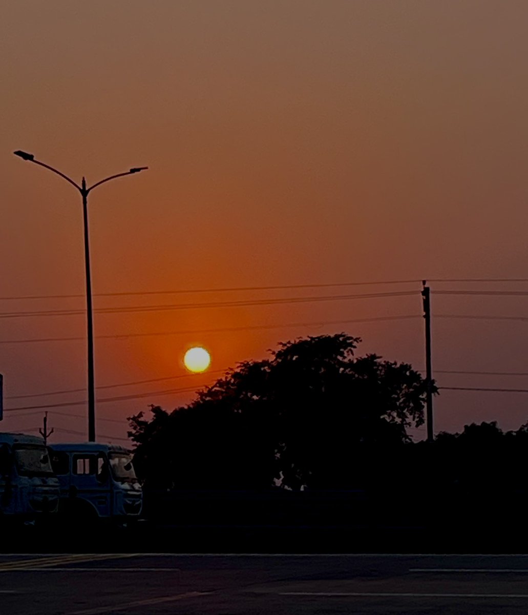 SonnetAndWine's tweet photo. #Highwaysunset https://t.co/XKu1hMgMOy