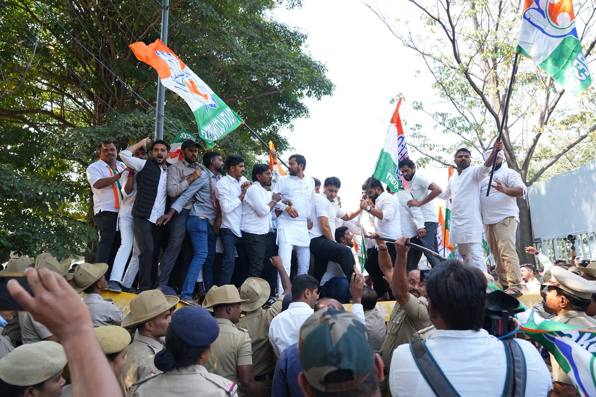 ಇಂದು ಬೆಂಗಳೂರಿನ ಫ್ರೀಡಂ ಪಾರ್ಕಿನಲ್ಲಿ ಕೇಂದ್ರ ಚುನಾವಣಾ ಆಯೋಗದ ವಿರುದ್ಧ ಬೃಹತ್ ಪ್ರತಿಭಟನೆಯನ್ನು ಹಮ್ಮಿಕೊಳ್ಳಲಾಗಿತ್ತು..