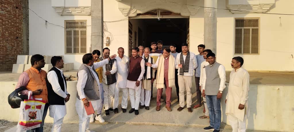 MlcSuresh's tweet image. आज बागपत के गांव बूढ़पुर में श्रीमान अनिल कश्यप जी के आवास पर आयोजित संयुक्त कश्यप महासभा की बैठक में समाज से जुड़े महत्वपूर्ण सामाजिक व राजनीतिक विषयों पर विस्तृत विचार-विमर्श किया गया।
सभी सदस्यों ने समाज के उत्थान के लिए मिलकर कार्य करने का संकल्प लिया।
#sureshkashyap