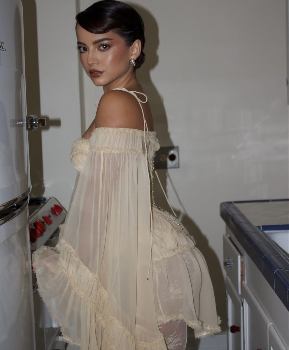 ControlAgent19's tweet image. #SeductiveSundayᅠᅠᅠᅠᅠ 

There is no uniform for a spy.