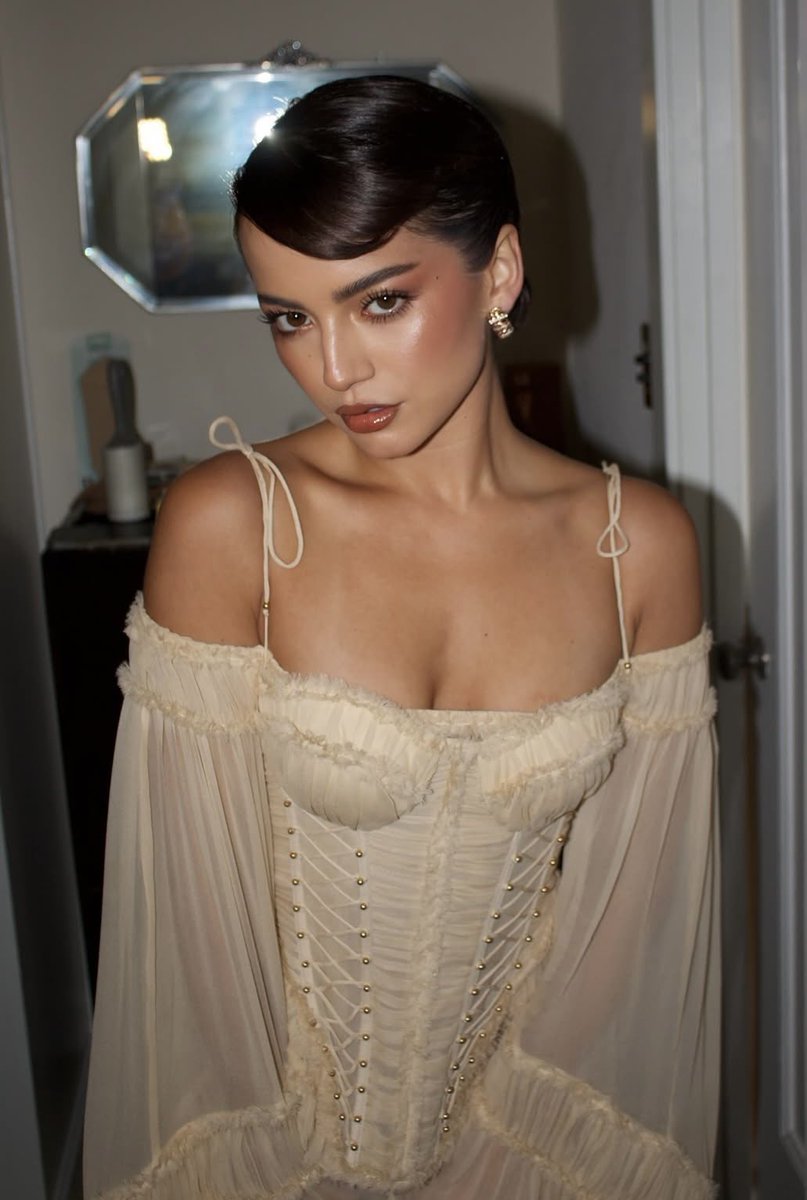 ControlAgent19's tweet image. #SeductiveSundayᅠᅠᅠᅠᅠ 

There is no uniform for a spy.