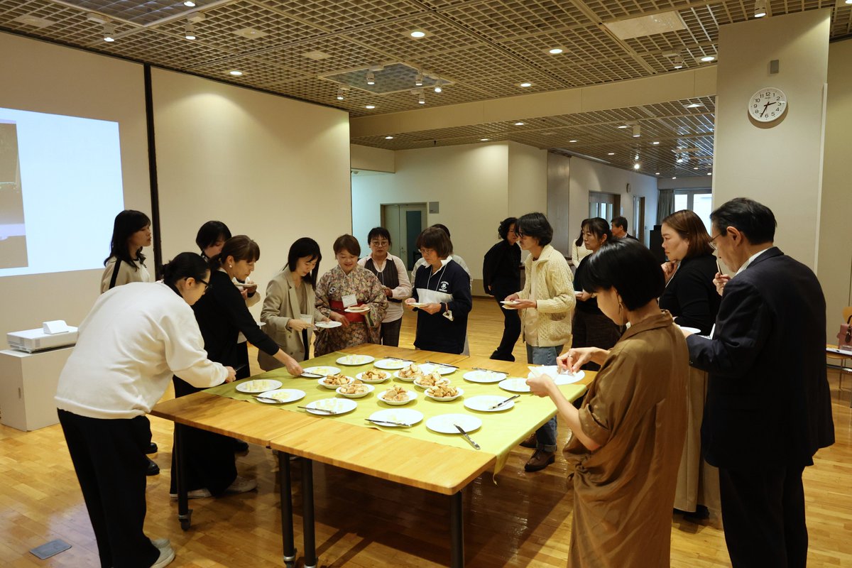 ＼開催レポート／
「日常を見限らないー味覚のワークショップ」Talk 1につづき、Workshopを11/15(土)・16(日)の2日間にわたり開催しました。関口涼子さんとともに、味覚を表現する言葉について、実食を交えながら考えました。

#関口涼子
#生活工房
#三軒茶屋
#フードアート
#料理
#食
#言葉