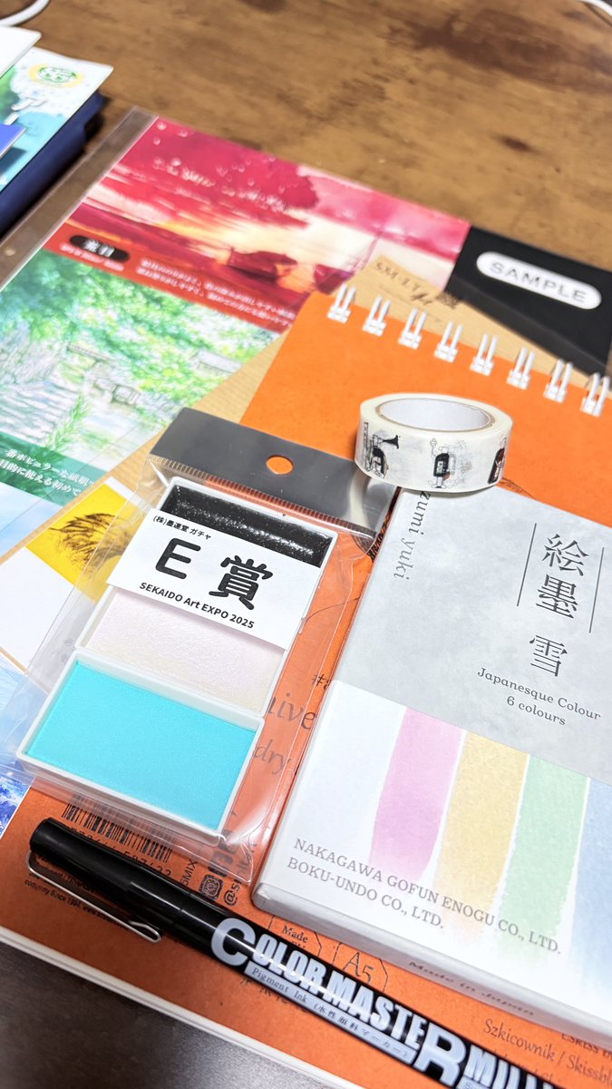 週末は世界doのイベントで画材沢山体験してきた。
元々画材オタクなので、色々買ってしまう癖が今になって再発してしまい こちら「絵墨 雪」を買ってみたら、めちゃくちゃ可愛い色々😊

アナログイラストはしばらく描いてないけど試したいなぁ