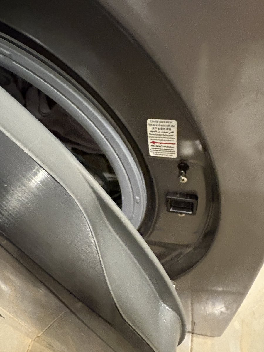 بعد خمس ايام عجاف بدون ملابس الحمدلله الغساله أصدرت عفو ملكي و طلعت ملابسي 🙏🏻