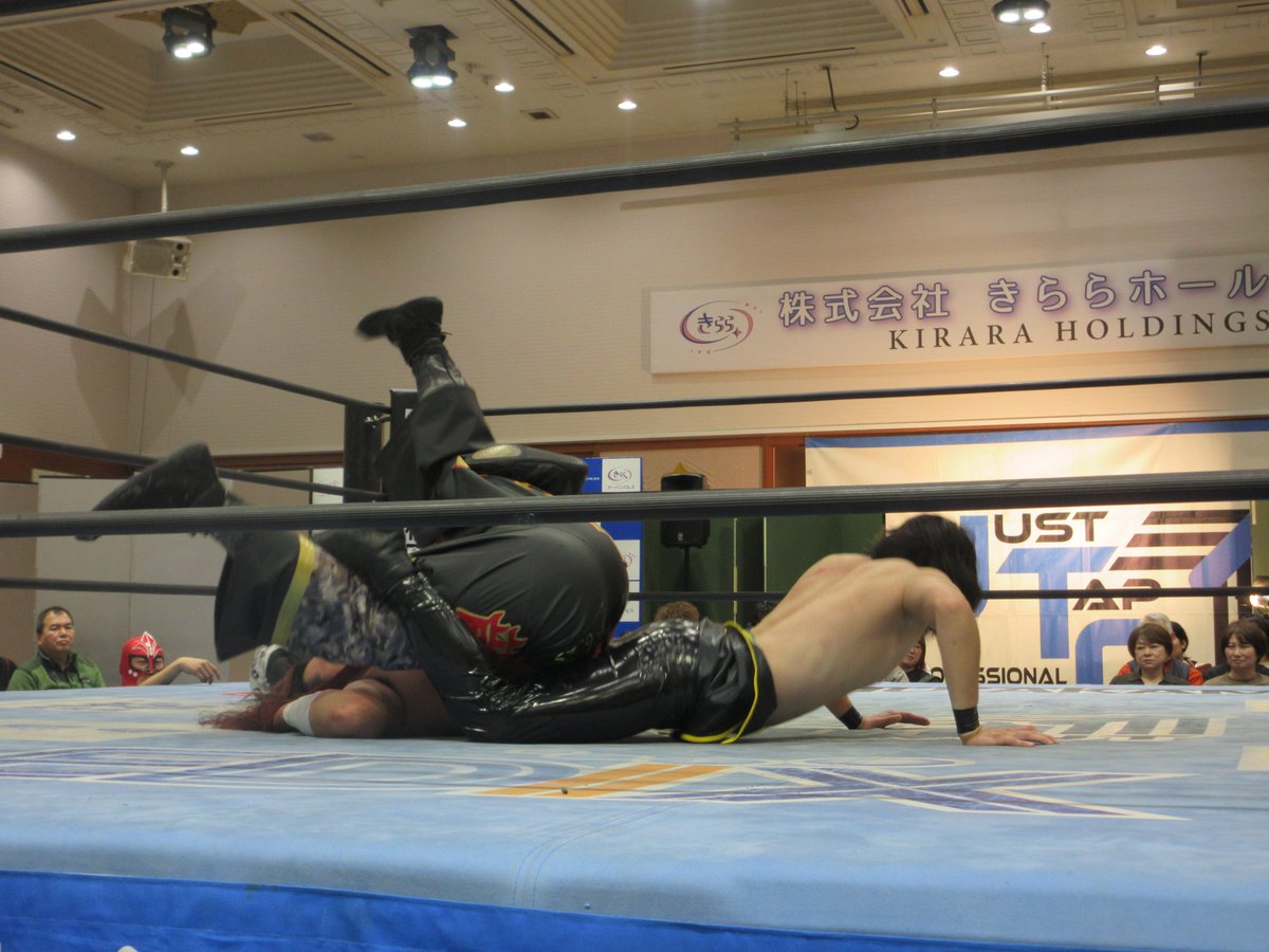 05-07 やや低空ながらも突き刺さった武蔵。寸の間首を支点にエビの体勢