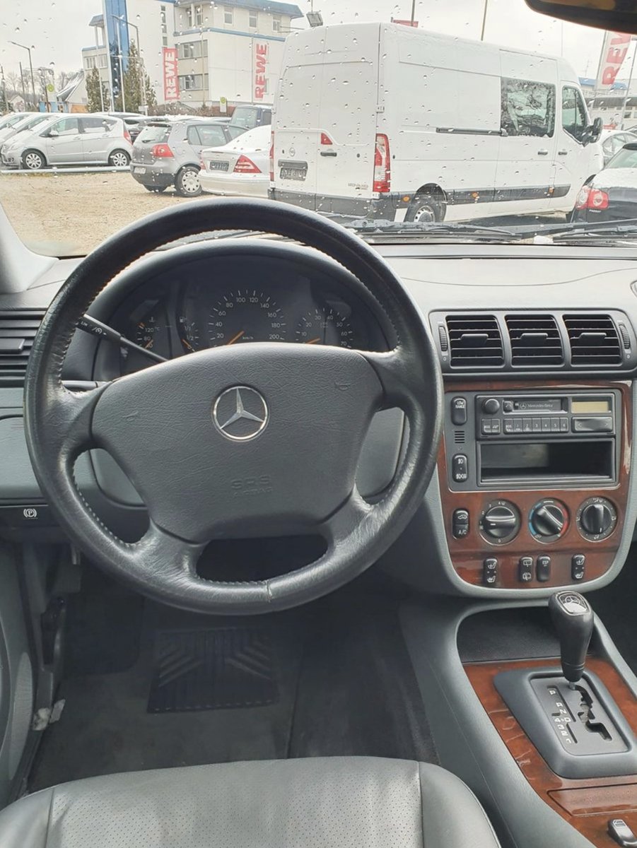 <a href="/mawilms/">Marc A. Wilms</a> W163 ML320 MK 1 von 1999 aus den USA. Das Teil kann alles und tut alles was man braucht und noch viel mehr. Günstig, nein, sogar billig zu kaufen. 4-5 Personen + Gepäck sitzen bequem. 7 Sitze möglich. Bei flachgelegter Rückbank ein riesiger Kofferraum. 3.5t Anhängelast. 11L bei