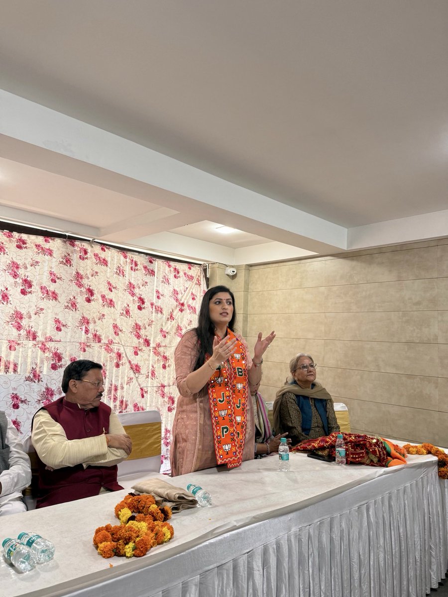 AnjumMandal's tweet photo. हमारा संकल्प, #ViksitGK !
आज ईस्ट ऑफ़ कैलाश के D ब्लॉक में स्थानीय निवासियों के साथ आत्मीय संवाद कर क्षेत्रवासियों से 30 नवंबर को कमल का बटन दबाकर #ViksitGK के संकल्प को साकार करने का आह्वान किया। 

इस दौरान माननीय विधायक श्रीमती @shikharaibjp जी, भाजपा के पूर्व उपाध्यक्ष श्री @ShyamSJaju जी व पूर्व नगर पार्षद श्री के.सी. तनेजा जी भी साथ उपस्थित रहे। जनता का विश्वास और उनका सहयोग ही हमारे विकास और सेवा की सबसे बड़ी ताकत है।

#MCDElectionsDelhi #Delhimcd #delhimcdbyelection2025 #greaterkailash #viksitdelhi @gupta_rekha @BansuriSwaraj @Virend_Sachdeva @ravindr_BJP @bjp4india @bjp4delhi