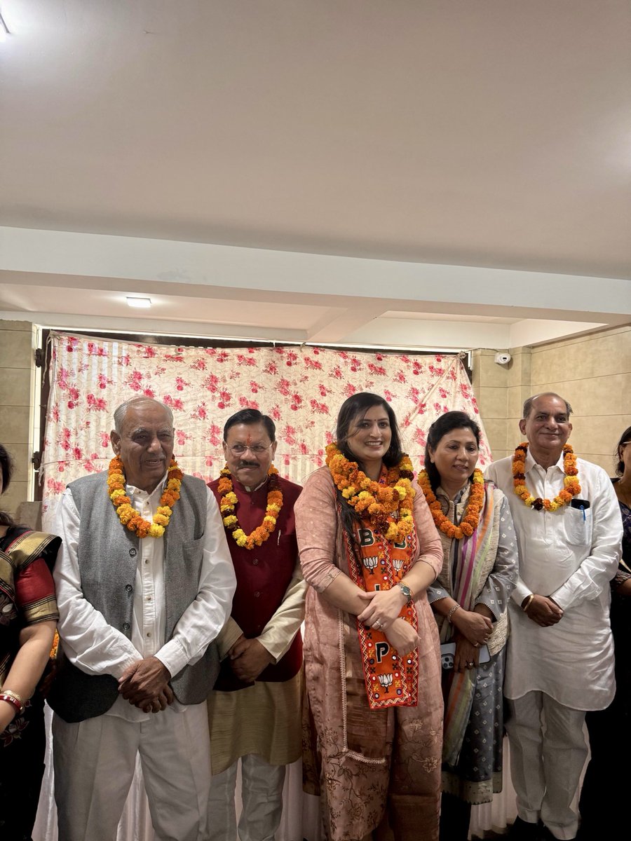 AnjumMandal's tweet photo. हमारा संकल्प, #ViksitGK !
आज ईस्ट ऑफ़ कैलाश के D ब्लॉक में स्थानीय निवासियों के साथ आत्मीय संवाद कर क्षेत्रवासियों से 30 नवंबर को कमल का बटन दबाकर #ViksitGK के संकल्प को साकार करने का आह्वान किया। 

इस दौरान माननीय विधायक श्रीमती @shikharaibjp जी, भाजपा के पूर्व उपाध्यक्ष श्री @ShyamSJaju जी व पूर्व नगर पार्षद श्री के.सी. तनेजा जी भी साथ उपस्थित रहे। जनता का विश्वास और उनका सहयोग ही हमारे विकास और सेवा की सबसे बड़ी ताकत है।

#MCDElectionsDelhi #Delhimcd #delhimcdbyelection2025 #greaterkailash #viksitdelhi @gupta_rekha @BansuriSwaraj @Virend_Sachdeva @ravindr_BJP @bjp4india @bjp4delhi
