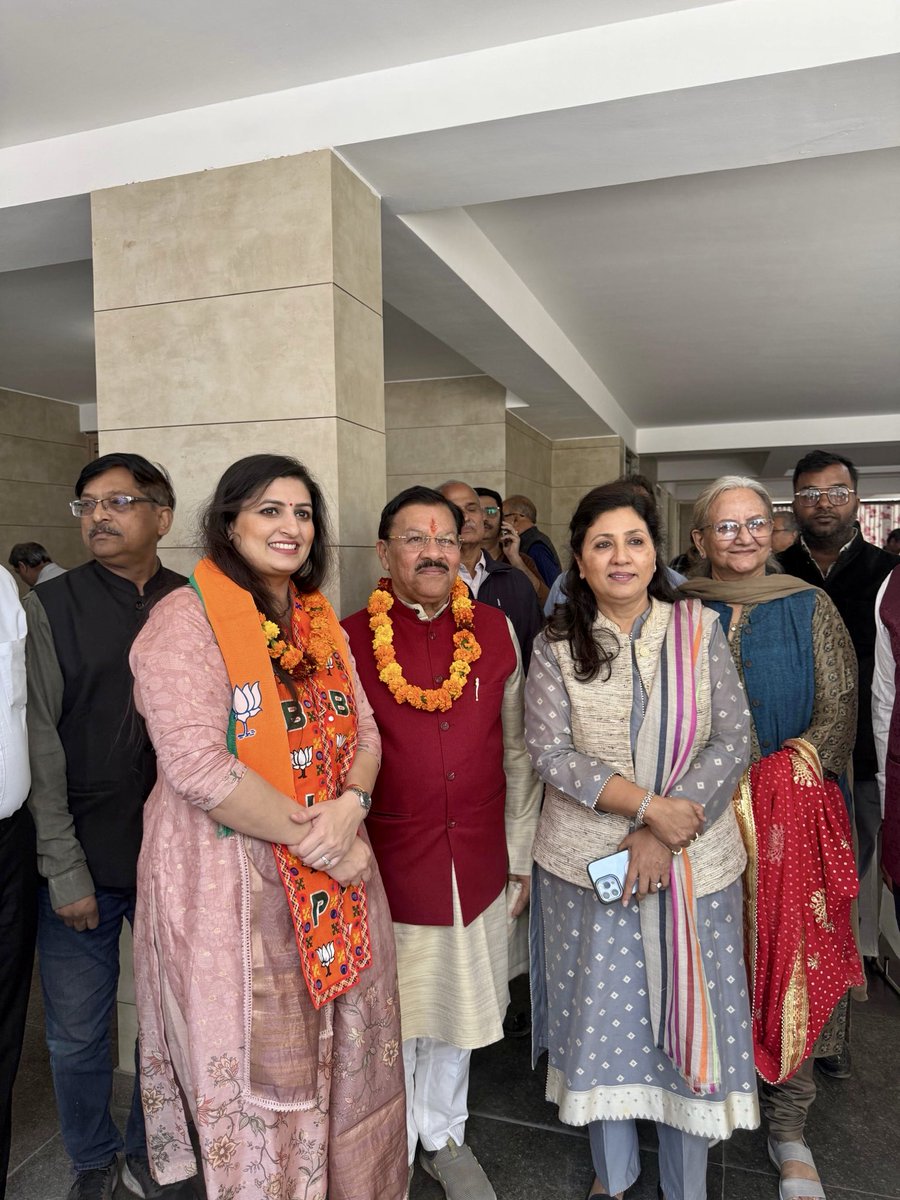 AnjumMandal's tweet photo. हमारा संकल्प, #ViksitGK !
आज ईस्ट ऑफ़ कैलाश के D ब्लॉक में स्थानीय निवासियों के साथ आत्मीय संवाद कर क्षेत्रवासियों से 30 नवंबर को कमल का बटन दबाकर #ViksitGK के संकल्प को साकार करने का आह्वान किया। 

इस दौरान माननीय विधायक श्रीमती @shikharaibjp जी, भाजपा के पूर्व उपाध्यक्ष श्री @ShyamSJaju जी व पूर्व नगर पार्षद श्री के.सी. तनेजा जी भी साथ उपस्थित रहे। जनता का विश्वास और उनका सहयोग ही हमारे विकास और सेवा की सबसे बड़ी ताकत है।

#MCDElectionsDelhi #Delhimcd #delhimcdbyelection2025 #greaterkailash #viksitdelhi @gupta_rekha @BansuriSwaraj @Virend_Sachdeva @ravindr_BJP @bjp4india @bjp4delhi