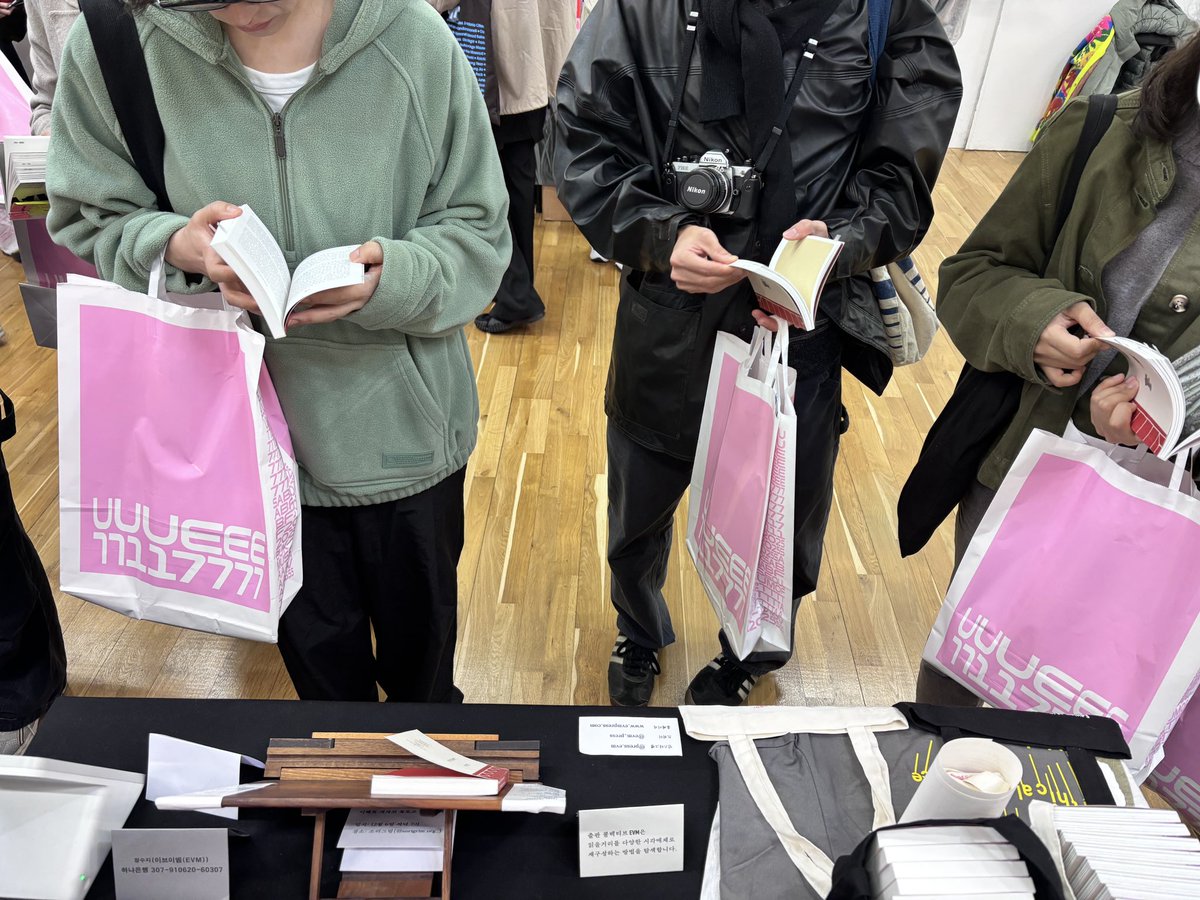 evm_press's tweet image. 안녕하세요! 3일동안 언리밋17에서 EVM 부스를 찾아주신 여러분들께 감사의 말씀 전합니다. 

오늘(일요일, 16일) 오후 2-4시경
『선의 캐리커처: 선택과 시선의 틈새에서』 1권과 티셔츠를 구매하시고 결제를 깜빡하신 회색 상의의 한 손님을 찾습니다. 

혹시 이 글을 보신다면 메시지 부탁드립니다!