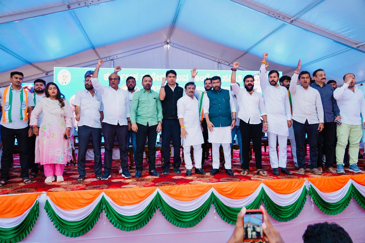 ಮತ ಕಳ್ಳತನಕ್ಕೆ ಬೆಂಬಲಿಸುತ್ತಿರುವ ಮತ್ತು ಸಾಂವಿಧಾನಿಕ ಸ್ಥಾನದಲ್ಲಿದ್ದು ಬಿಜೆಪಿಯ ಕೈಗೊಂಬೆಯಂತೆ ಆಡುತ್ತಿರುವ ಕೆಂದ್ರ ಚುನಾವಣಾ ಆಯೋಗಕ್ಕೆ ಮುತ್ತಿಗೆ ಹಾಕುವ ಮೂಲಕ ಆಕ್ರೋಶವನ್ನು ಹೊರ ಹಾಕಿದರು 
<a href="/IYC/">Indian Youth Congress</a> <a href="/INCKarnataka/">Karnataka Congress</a>