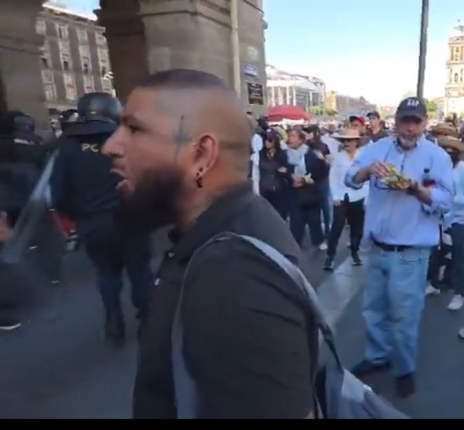 DavFer22's tweet photo. @DaEcheverriaMX Cuando alguien grita afuera del Palacio Nacional "los vamos a matar, venimos armados" se les debe de investigar o ¿no?
¿No estas contra la violencia?
 Se coherente campeón, aquí te dejo al "joven"  de la Gen. Z que agredió y amenazó con matar, los ancianos del PAN lo alentaban https://t.co/aN8eED2xgn