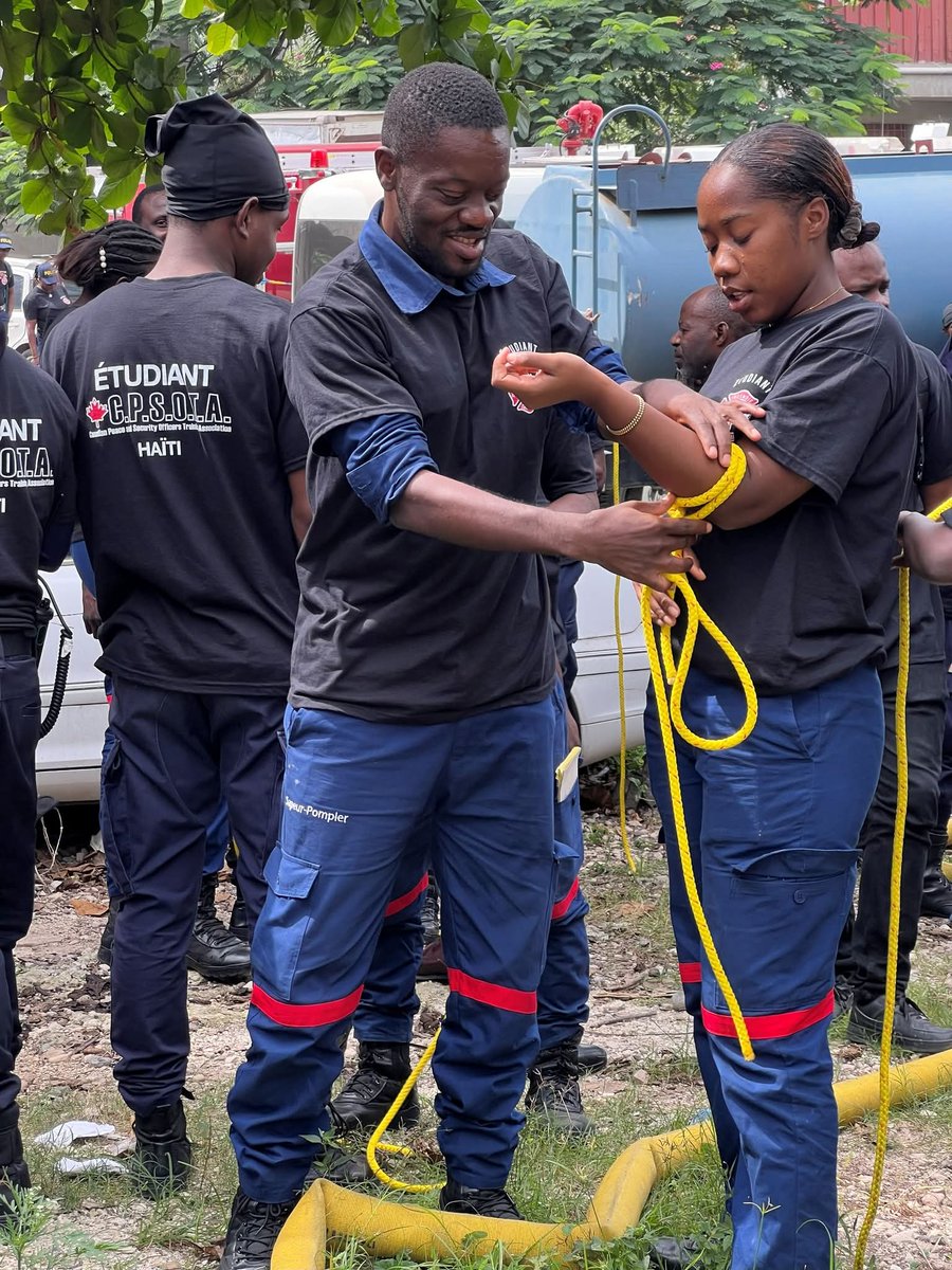 La Mairie de Port-au-Prince a clôturé ce 14 novembre deux semaines de formation intensive pour les sapeurs-pompiers du SIMPAP et les agents de la Protection Civile, organisée avec la C.P.S.O.T.A. Entre maîtrise scientifique du feu, techniques de RCR, triage, contrôle des