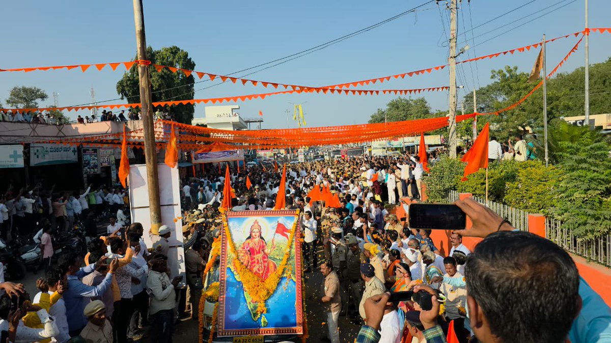 rajeshpadmar's tweet image. Chittapura, Karnataka: RSS Swayamsevaks marched with pride for the spectacular Path Sanchalan. #RSS100Years
