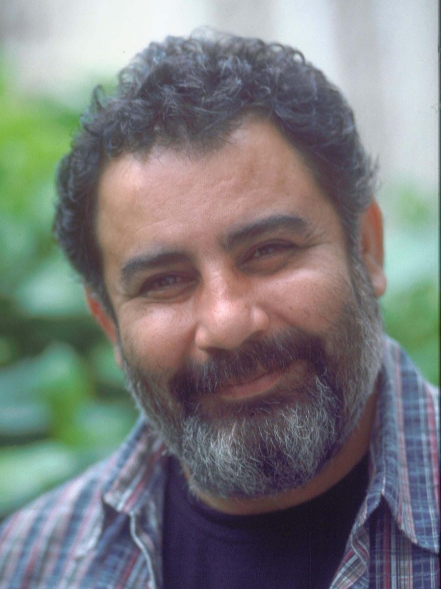 Bu yıl, Ahmet Kaya’nın aramızdan ayrılışının 25. yılı…
Aynı zamanda 40. sanat yılı.
Bugün bizim için yalnızca bir anma değil; onun şarkılarında yankılanan umudu, cesareti ve insana dair o derin sesi yeniden hatırlama günü.
Onu, şarkılarının çoğalan yankısı ile anıyoruz.