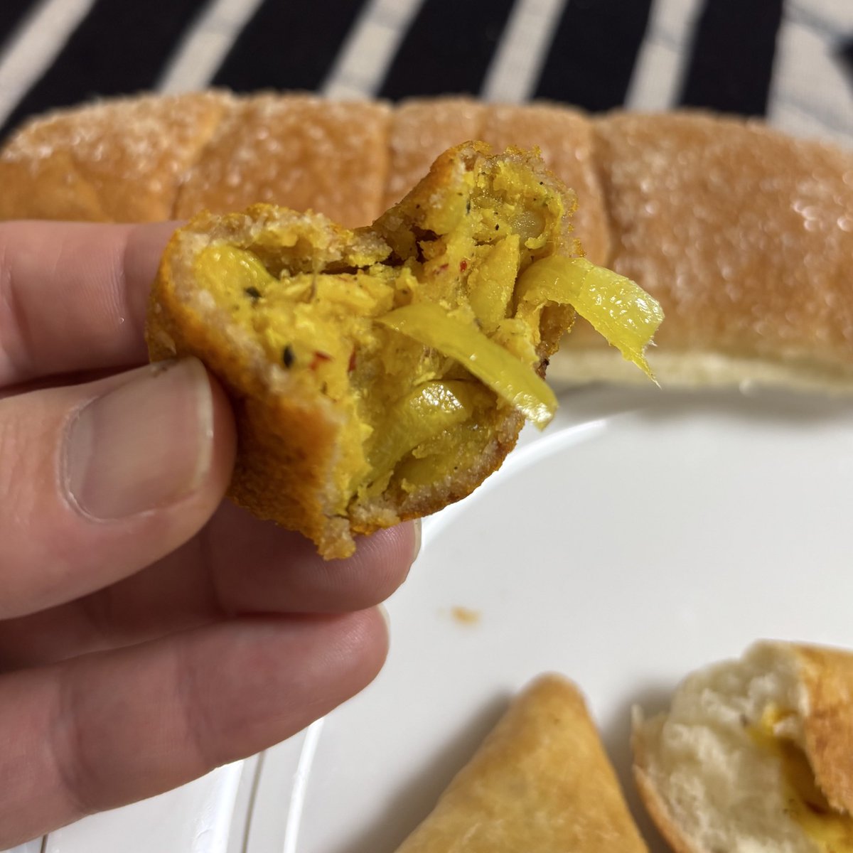 numaboy_curry's tweet image. アイマンベーカリーのマールパン、こんがり香ばしく、ぷるっふわっもちっ！パンが美味い！玉ねぎと魚、黒胡椒とチリピースの辛さがビシッと！美味い！！！！！

MUFAのマールパンとも比べるのも楽しい！

チキンサモサは、骨も含まれているのがスリランカらしい。チキンカトゥレットはじゃがいも感！