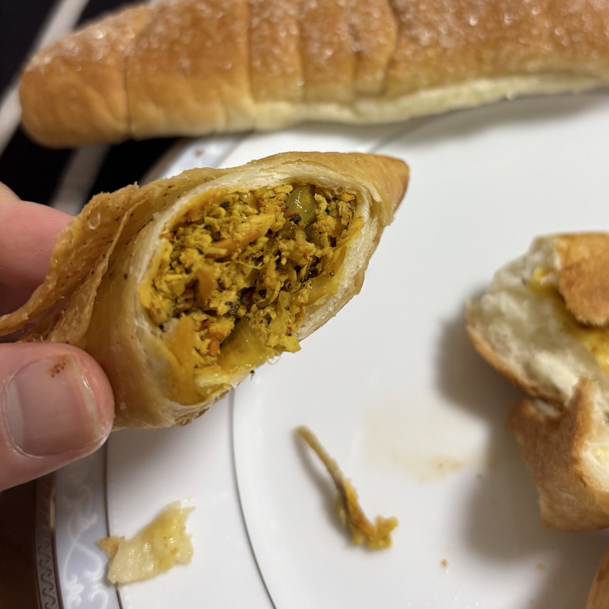 numaboy_curry's tweet image. アイマンベーカリーのマールパン、こんがり香ばしく、ぷるっふわっもちっ！パンが美味い！玉ねぎと魚、黒胡椒とチリピースの辛さがビシッと！美味い！！！！！

MUFAのマールパンとも比べるのも楽しい！

チキンサモサは、骨も含まれているのがスリランカらしい。チキンカトゥレットはじゃがいも感！