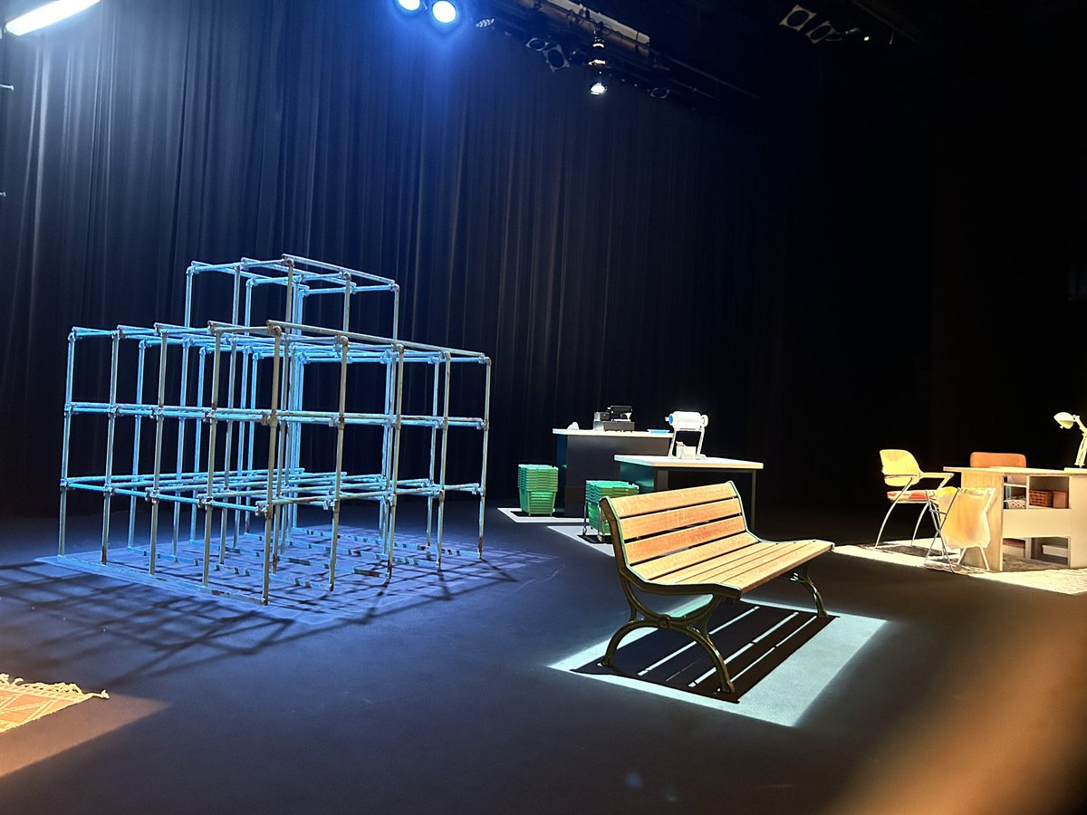 ダウ90000演劇公演『ロマンス』
5月に東京で11月に福岡でみた
両方とも左斜め側からのアングルで

1回目はひたすらに面白くて、ひたすらに面白かったことしかあんま覚えてなかったけど、
2回目でやっと細部まで噛み締めて楽しめた