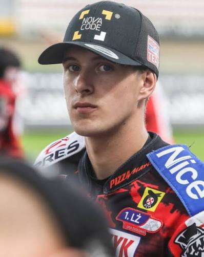 TomatoTV_off's tweet photo. WIKTOR PRZYJEMSKI!!!
Dziś oficjalnie został potwierdzony transfer Wiktora Przyjemskiego do Polonii Bydgoszcz na sezon 2026. 

Czy Wiktor będzie w top 3 średnich Metalkasu 2 Ekstraligi?
 #speedway #przyjemski #bydgoszcz #tomatotv #powrót #transfery #zuzel #sezon26 #sgp #sec https://t.co/lIVWhQUJHX