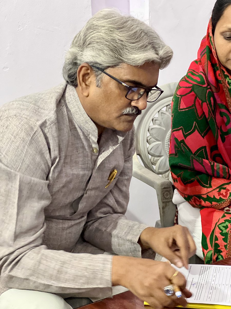 amitjnp76's tweet image. अपना और अपनी पत्नी का मतदाता सूची का सघन पुनर्निरीक्षण गणना प्रपत्र भरते हुए साथ में बीएलओ श्रीमती उर्मिला प्रजापति जी।
#SIR #SIR2025 #sirup