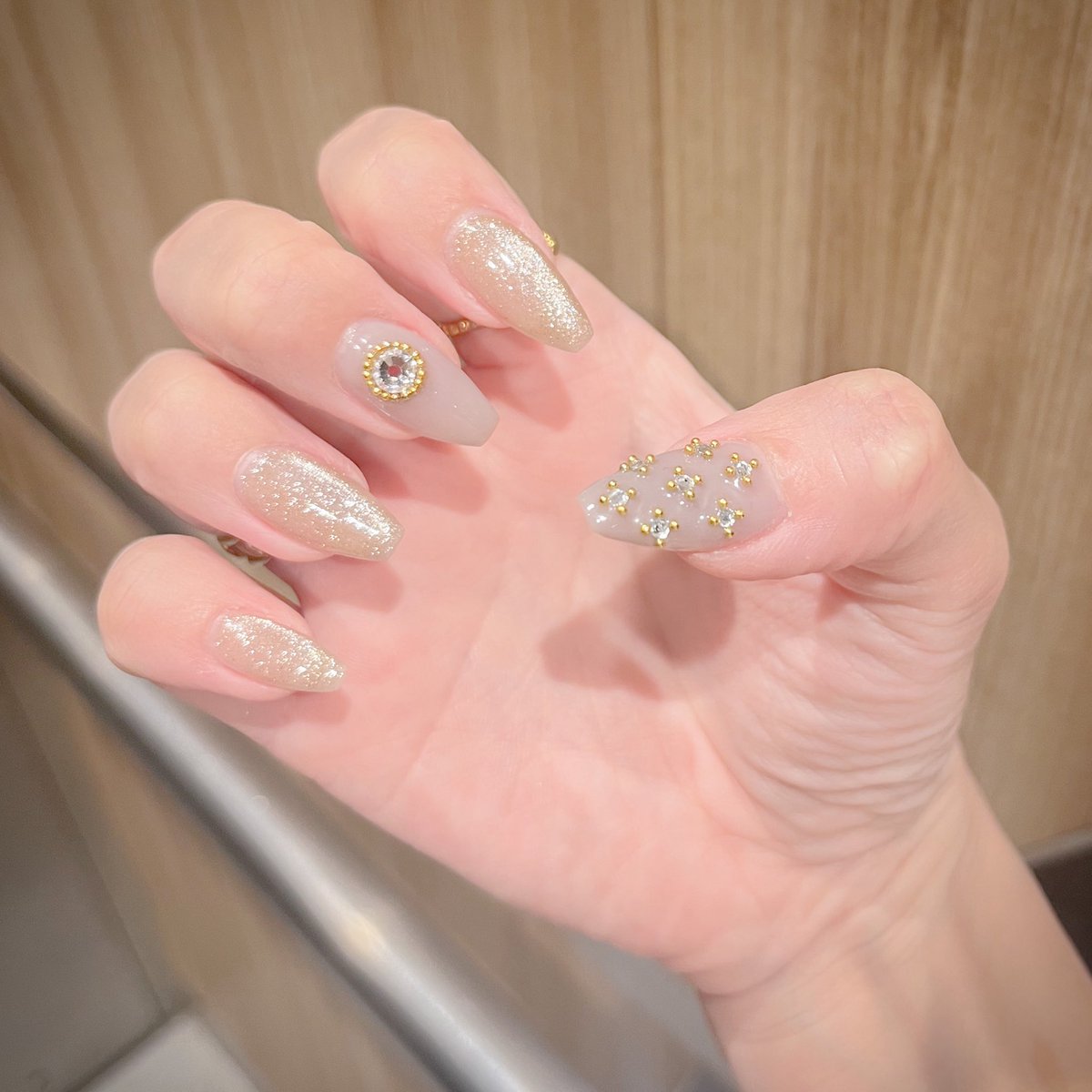 どうしても爪を光らせたいvs予定的にあんまり派手すぎるのはちょっと
相変わらずまともに写真撮れない😇