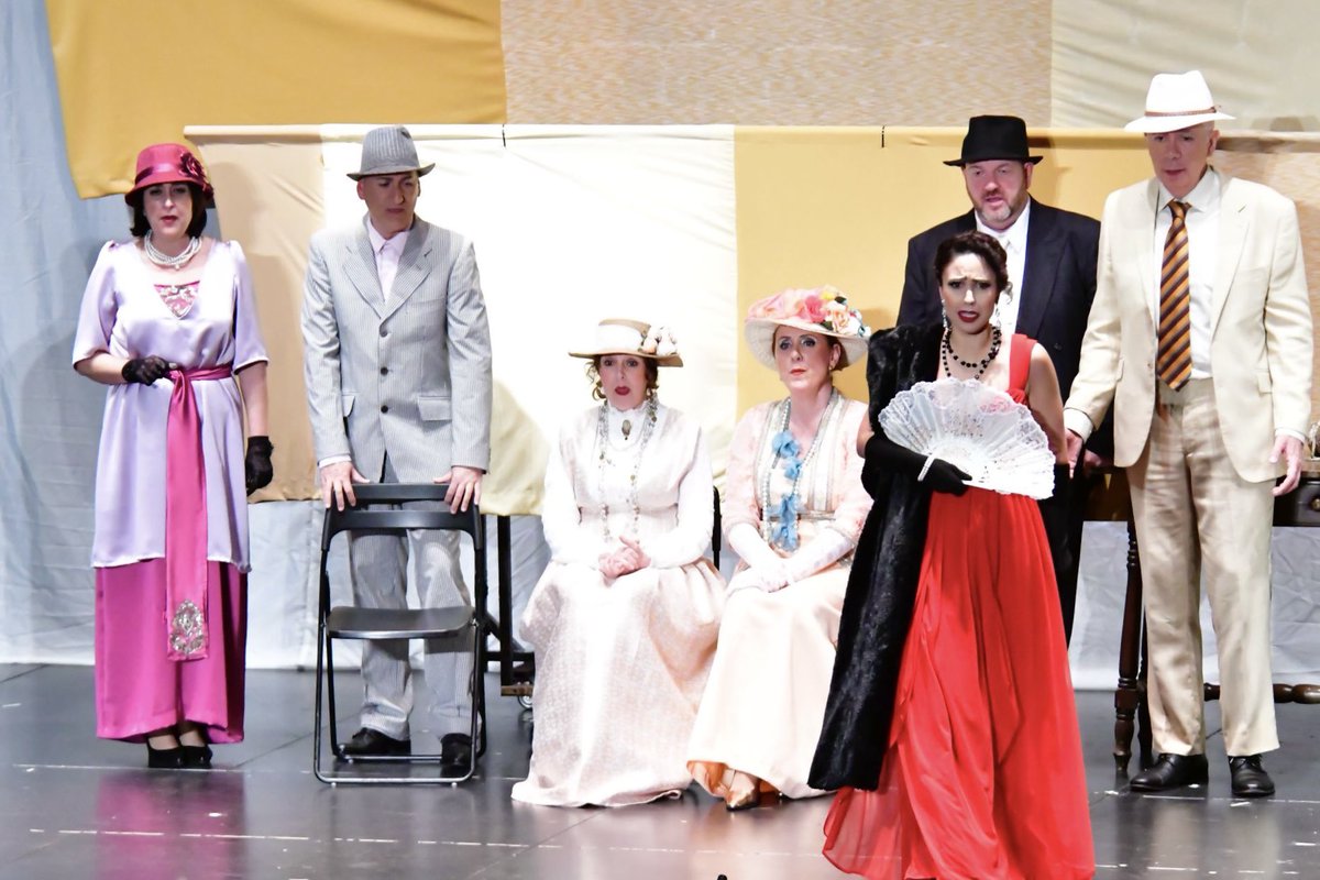 teatroubeda's tweet photo. @Turismodeubeda @aytoubeda La historia gira así en torno a una compañía de ópera, con un texto cargado de ironía, humor y enredos. La dirección de escena es de Juan Corpas y contó con músicos en directo, voces únicas y una gran puesta en escena.

#ÚbedaCapitalCultural
#ÚbedaCiudadDelTeatro 
#Úbeda https://t.co/16LkC0XvrT